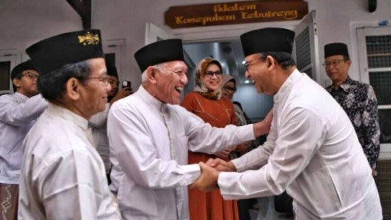 Anies Baswedan bersama Gus Kikin pengasuh Ponpes Tebuireng Jombang