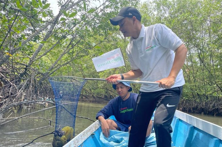 Kelompok Muda Balikpapan Bersatu Tanam 200 Bibit Bakau dari Sampah youth spirit gen 5