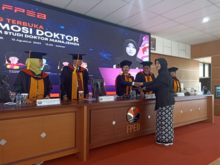 Prosesi Sidang Terbuka Promosi Doktor Lina Marlina.