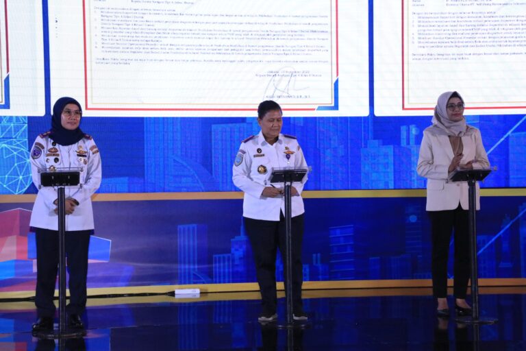 Teks : Penandatanganan Pakta Integritas Pelaksanaan Digitalisasi Laysnan Kapal dan Barang, Tahap II-2023