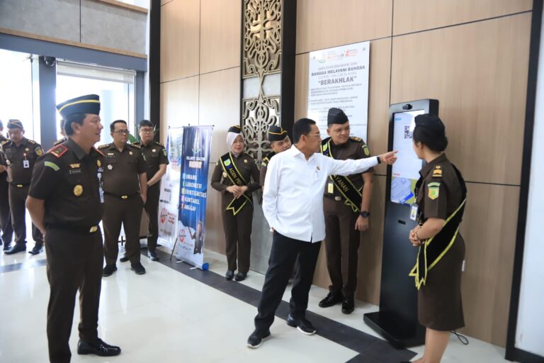 Wakil Jaksa Agung Republik Indonesia, Dr. Sunarta, SH saat mengunjungi Kejati Kaltim