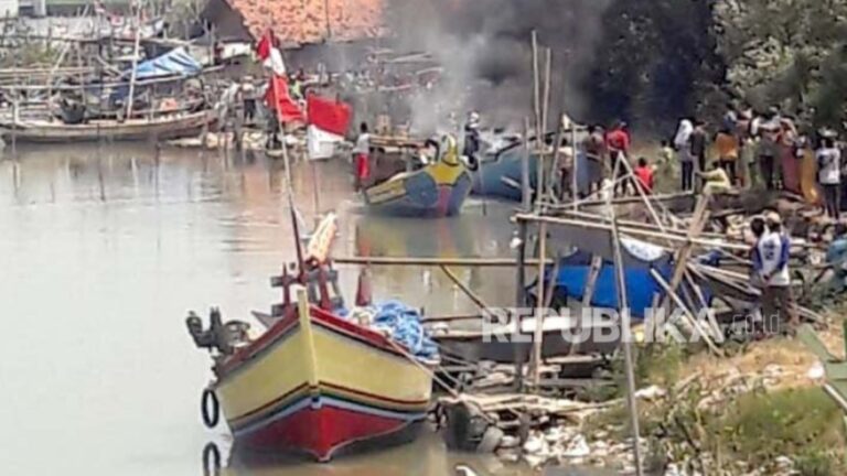 Sebuah kapal milik nelayan terbakar di pinggir Kali Kertawinangun, Kecamatan Kandanghaur, Kabupaten Indramayu, Jawa Barat, Kamis (24/8/2023).