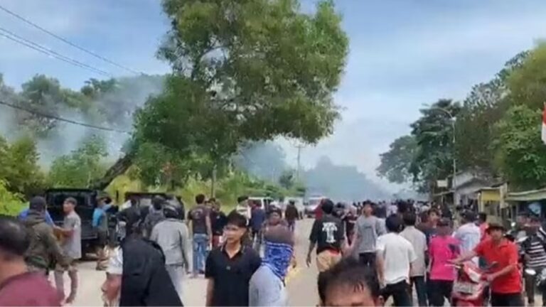 Warga bentrok dengan aparat gabungan dari beragam kesatuan dengan mengendarai 60 armada kendaraan saat berupaya masuk ke Pulau Rempang, Kota Batam, Provinsi Riau. Twitter