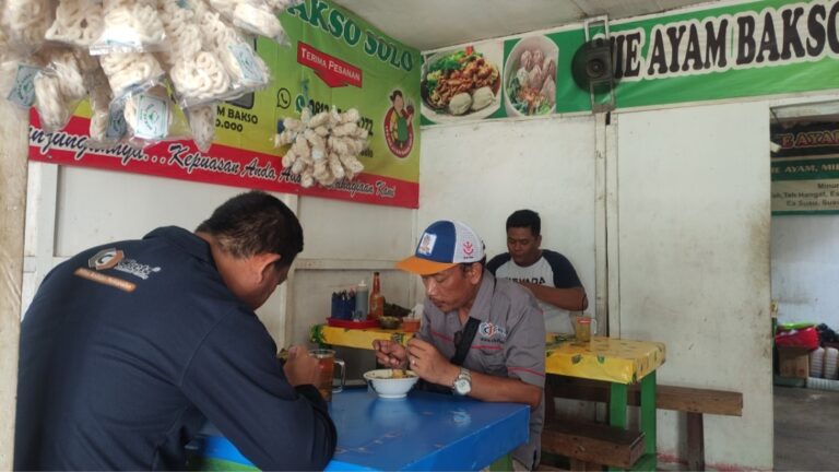 Pengunjung sedang menikmati mie ayam bakso solo Samarinda Seberang