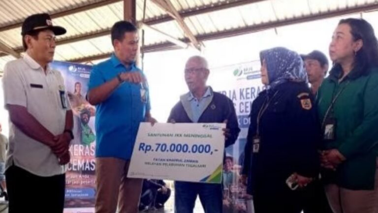 Dirut BPJS Ketenagakerjaan, Anggoro Eko Cahyo secara simbolis memberikan santunan kepada keluarga peserta. (Foto: Nino/iNewsTegal.id)