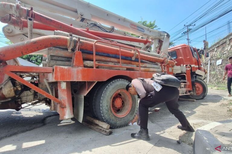 Sopir Truk Jadi Tersangka dalam Kasus Kecelakaan Beruntun polisi dan truk