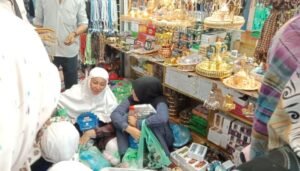 jemaah haji sedang belanja