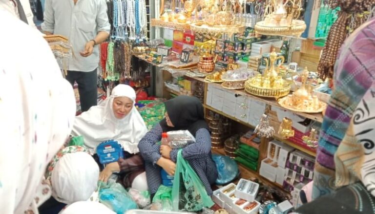 jemaah haji sedang belanja