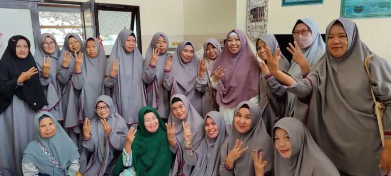 Bunda Fitri Bagikan Kunci Bahagia di Majelis Ta’lim Nurul Kautsar Balikpapan Utara