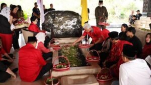 Ganjar mahfud ziarah ke makam soekarno