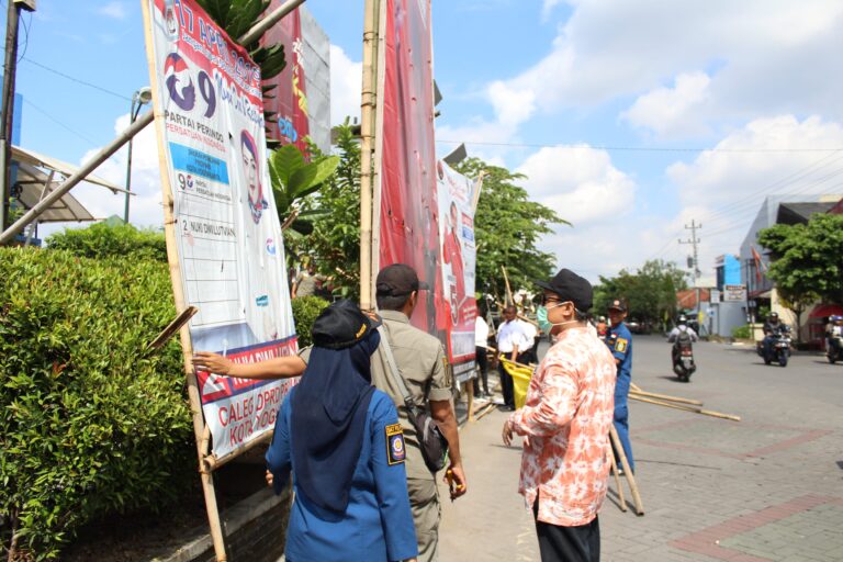 Satpol PP Penajam Tertibkan Alat Peraga Kampanye satpol pp
