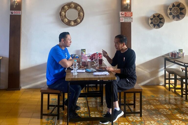 Presiden Joko Widodo (Jokowi) bersepeda bersama Ketua Umum Partai Demokrat Agus Harimurti Yudhoyono (AHY) di Yogyakarta, Ahad, (28/1/2024).