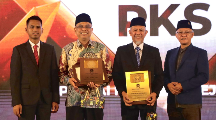 Ali Hamdi, Ketua Fraksi DPRD Kaltim (Baju Batik) saat menerima BK Award 2024 di Hotel Novotel Balikpapan, Jumat (26/7/2024)