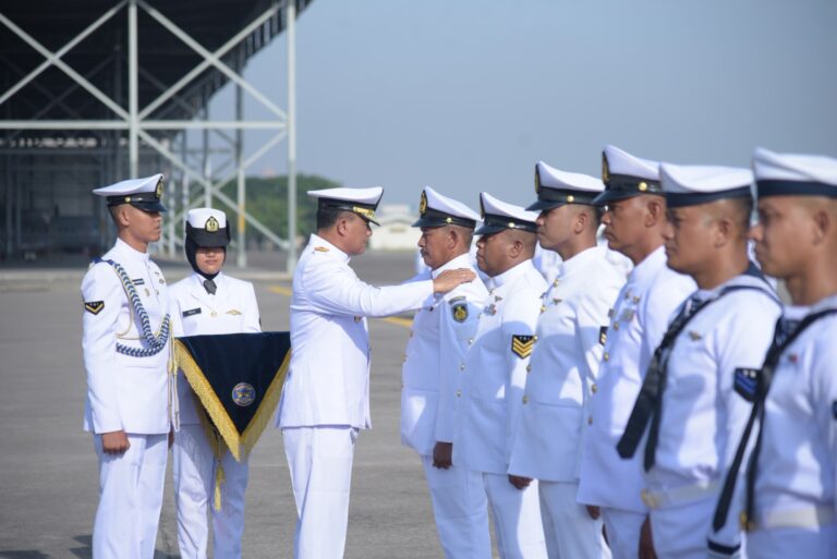 Personel Pusat Penerbangan TNI Angkatan Laut (Puspenerbal) menggelar syukuran kenaikan pangkat