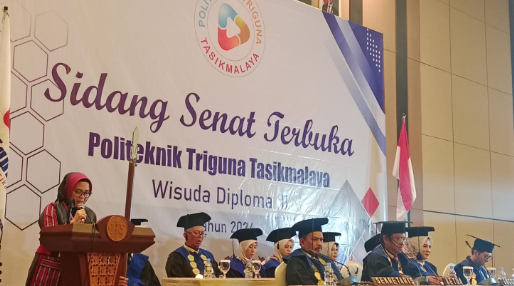 dr. Rini Dwidarini, MM, MMRS memberikan sambutan saat wisuda Poltek Triguna Tasikmalaya