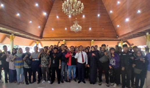Pjs. Bupati Sidoarjo Muhammad Isa Ansori Bersama awak media.