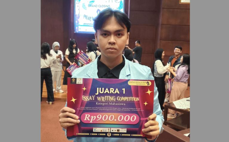 Ihsan Jaya Faturrohman Juara Lomba Esai Pharmacy UI 2024