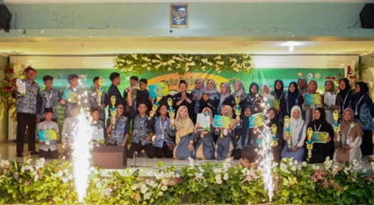 Foto bersama para juara serta pembimbing dari sekolah masing-masing.