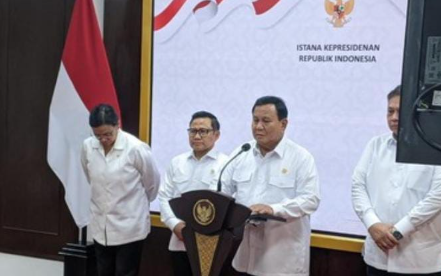 Presiden Prabowo Subianto jumpers soal UMP 2025 di Istana Jakarta