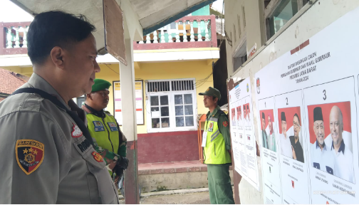 Serka Deni Ramdani dan Aiptu Iwan Ridwan saat inspeksi ke TPS 8 di Desa Mekarwangi (.dex)