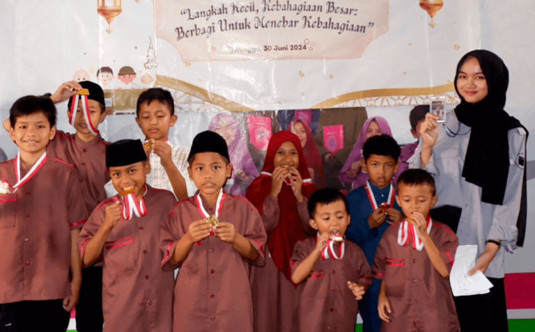 Tifanil Oktafira bersama anak-anak asrama Cikuya