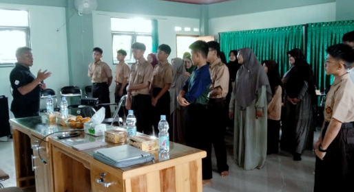 Kak Udex memulai dengan ice breaking.