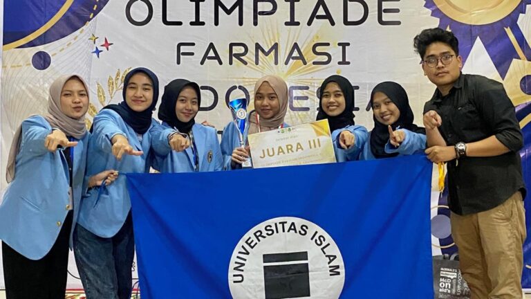 Delegasi Farmasi UNISBA untuk OFI XI dari kiri : Rahma Azizah, Rifa Tazkiatul, Nasta Inka Aprilia, Pradini Shulistiya, Cahyaning Pertiwi, Tria Septiani, Bambang Tri Laksono (dosen pembimbing)