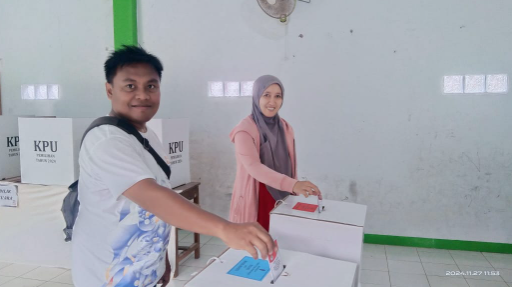 Mundzir dan Lina, pengasuh Pesantren Khalifa mencoblos untuk Pilkada 2024 (.ist)