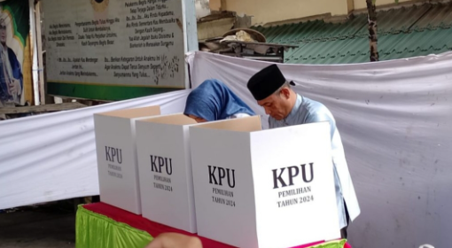 Seno Aji Calon Wakil Gubernur Kaltim nomor urut 02, bersama istri mencoblos (.fox)
