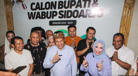 Subandi dan Mimik bersama tim merayakan kemenangan sementara saat penghitungan cepat.