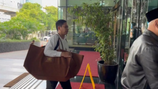 Tim Menag Nasaruddin Umar saat mengantarkan barang diduga gratifikasi ke KPK (.det)