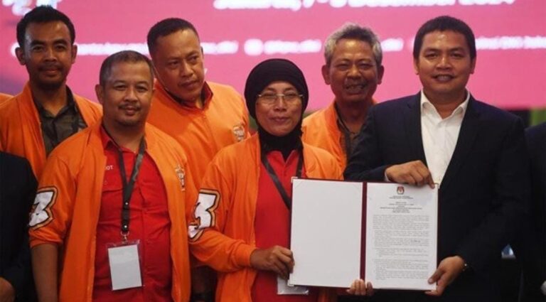 Ketua KPUD Jakarta Wahyu Dinata (kanan) memberikan berita acara rapat pleno rekapitulasi hasil penghitungan suara dan penetapan hasil Pilgub 2024 kepada tim Pramono-Rano