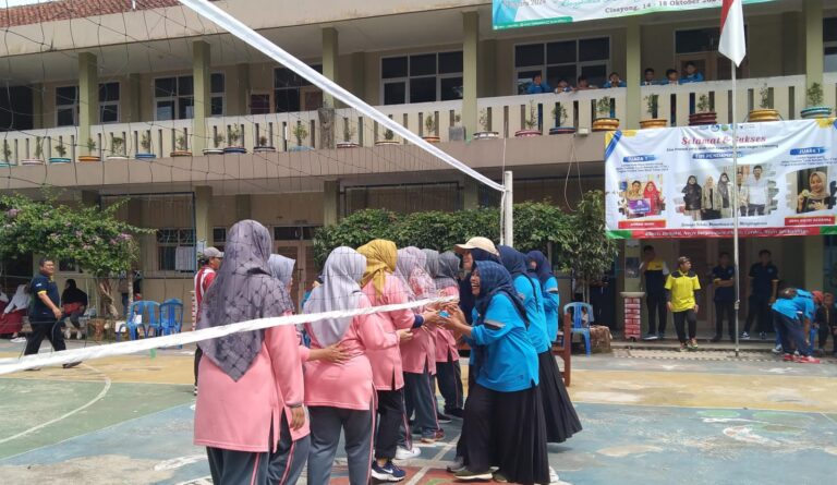 Keceriaan usai bertanding voli tim guru SMPN 1 Cisayong vs Gugus 5 SDN Cisayong