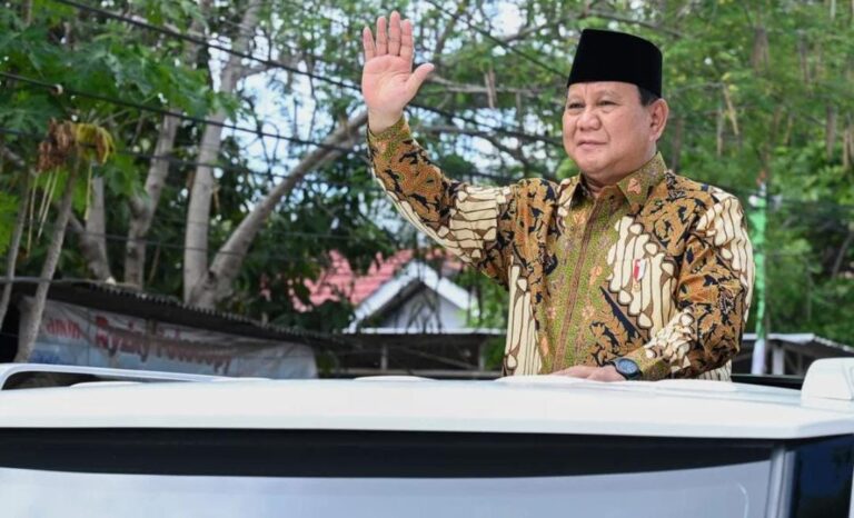 Presiden RI Prabowo Subianto menyapa warga saat akan tiba di Kampus Universitas Muhammadiyah Kupang