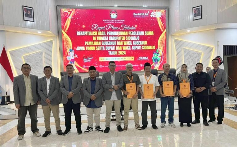 Saksi Paslon Terima Hasil Rekap Suara KPU Sidoarjo