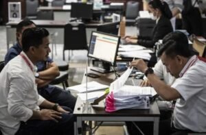 Petugas memeriksa berkas pendaftaran gugatan hasil Pilkada 2024 di Gedung MK