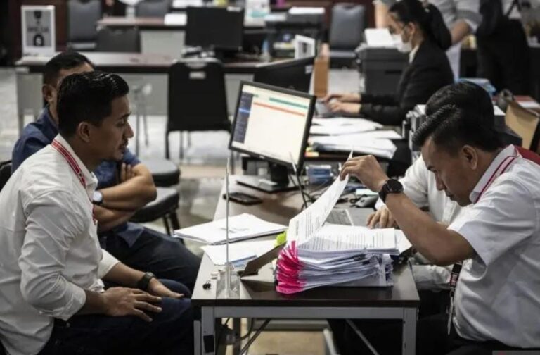 Petugas memeriksa berkas pendaftaran gugatan hasil Pilkada 2024 di Gedung MK