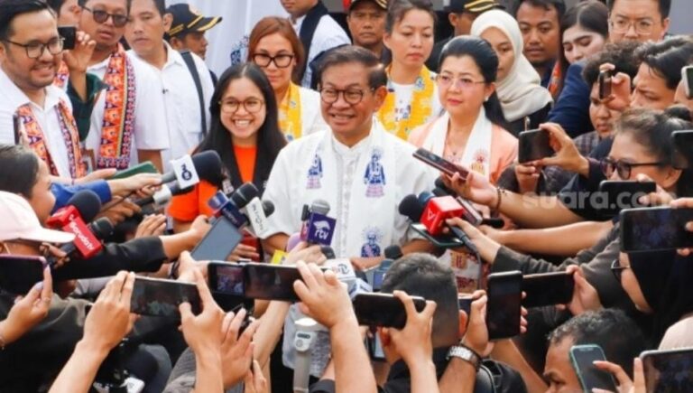 Calon gubernur DKI Jakarta nomor urut 3 Pramono Anung ditemani Istrinya Endang Nugrahani dan putrinya Hanifa Fadhila Pramono l usai melakukan pemilihan di Tempat Pemungutan Suara (TPS) 046 di Cipete Selatan, Jakarta