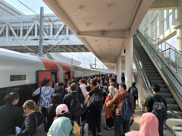 Penumpang kereta cepat Whoosh