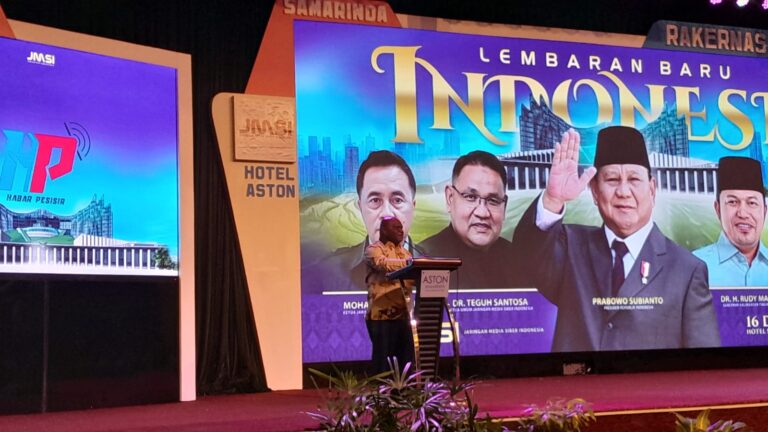 Natalius Pigai, Menteri HAM, sedang berorasi di hadapan forum JMSI