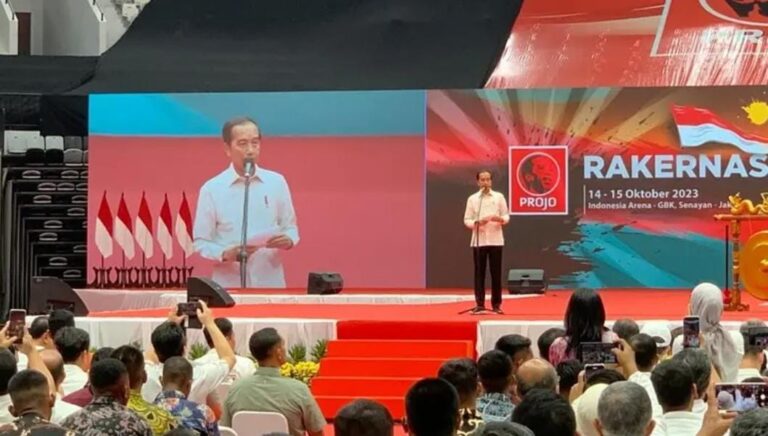 Jokowi menghadiri Rakernas Projo di Indonesia Arena