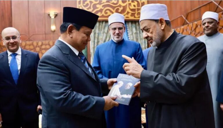 Presiden Prabowo Subianto menemui Grand Syekh Al-Azhar, Imam Akbar Ahmed Al-Tayeb, di Mashiaket Al-Azhar, Kairo, Mesir