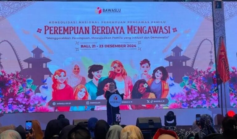 Lolly Suhenty, anggota Bawaslu, dalam acara Konsolidasi Nasional Perempuan Pengawas Pemilu di Bali