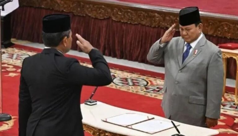 Presiden Prabowo Subianto membalas penghormatan Wakil Menteri Pertahanan Donny Ermawan