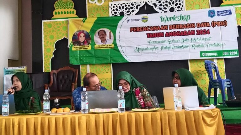 Dida Nurhayati, M.Pd. dan Dudi Rohdinulhak, M.Pd. saat memimpin workshop