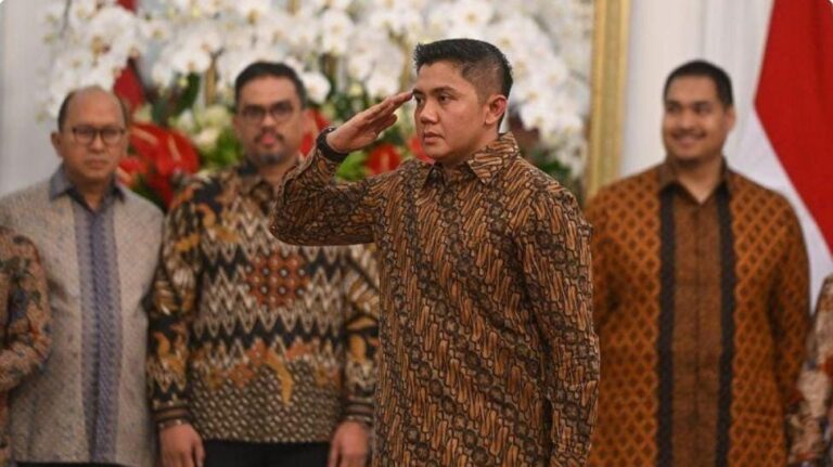 Mayor Teddy Indra Wijaya memberi hormat kepada Presiden Prabowo Subianto