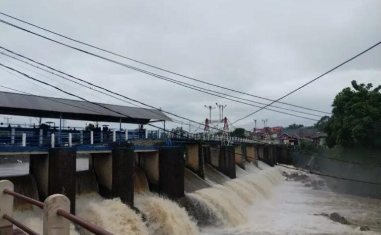 Bendung Katulampa siaga 3