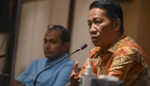 Menteri Hukum Supratman Andi Agtas (kanan) didampingi Wakil Menteri Hukum Edward Omar Sharif Hiariej (kiri) di Gedung Kementerian Hukum
