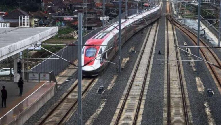 Stasiun Whoosh Karawang resmi dibuka Meta Deskripsi: Stasiun Whoosh Karawang resmi dibuka, melay