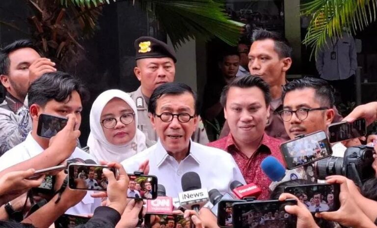 Mantan Menkumham Yasonna H. Laoly usai diperiksa KPK terkait kasus Harun Masiku